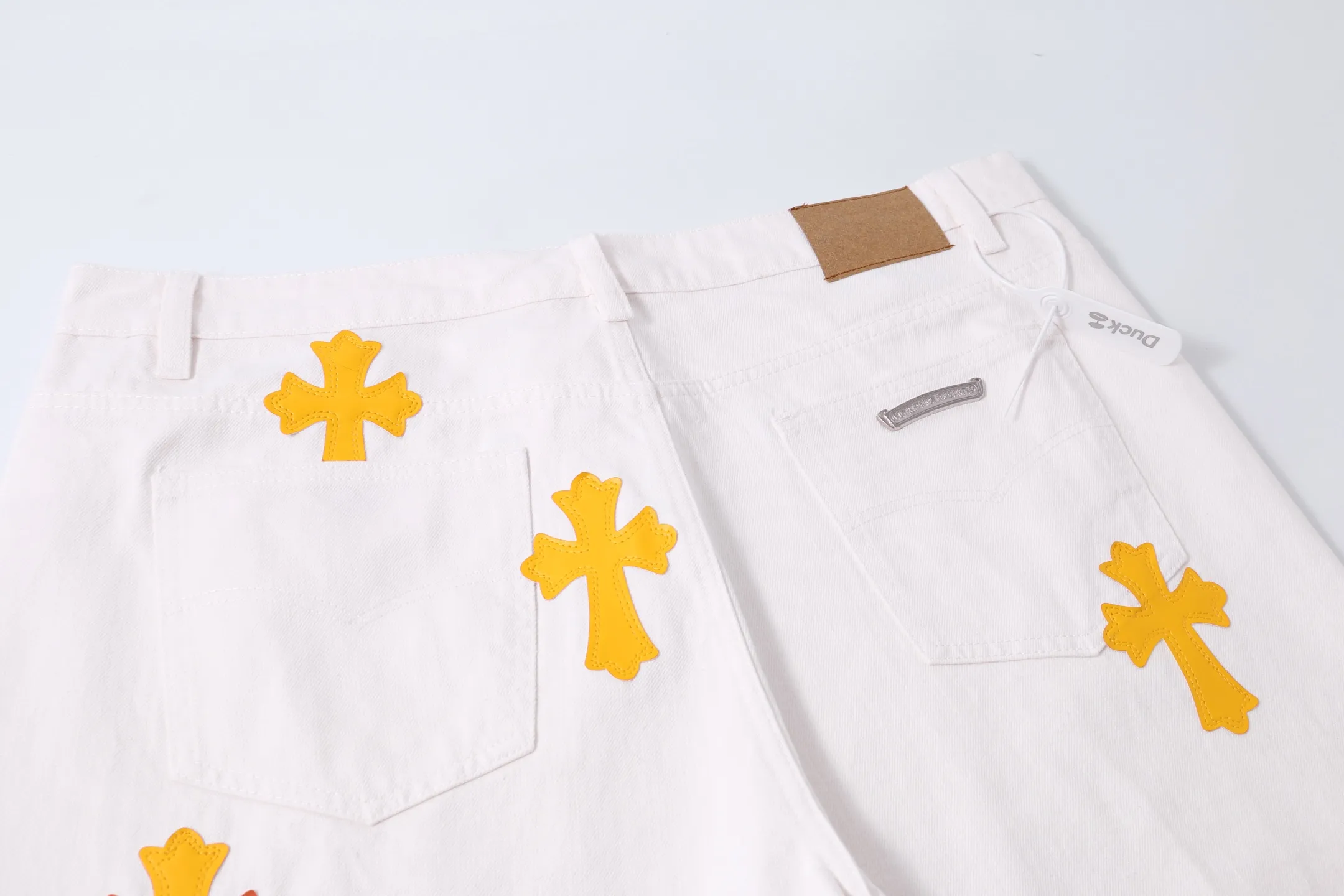 P210 Style number: H897 [Men's zipper style] Croxin & 𝐂𝐡𝐫𝐨𝐦𝐞 𝐇𝐞𝐚𝐫𝐭 ss25 new yellow Miami patchwork leather jeans. Styles with different washed textures are very friendly to people with thin legs. The slightly flared version perfectly modifies the leg shape. The timeless and moderate length makes it easy to match and match. It is the basis for various styles and is a must-have in your wardrobe! The fabric is stiff but also makes the upper body soft without losing texture. The washing process is even more perfect. It is a must-have item for everyone! ! ! Washed wheat, hang tag, pants label, complete with three labels Color: white Size: 30-32-34-36